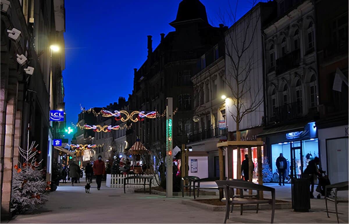Vue nocturne du centre-ville de Douai éclairé par un éclairage public intelligent de LACROIX.